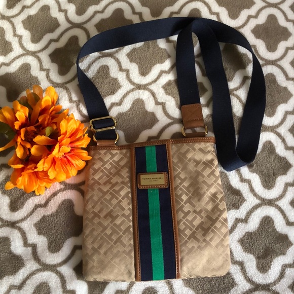 Tommy Hilfiger Handbags - Tommy Hilfiger Crossbody bag in great condition Tommy Hilfiger Handbags - Tommy Hilfiger Crossbody bag in great condition